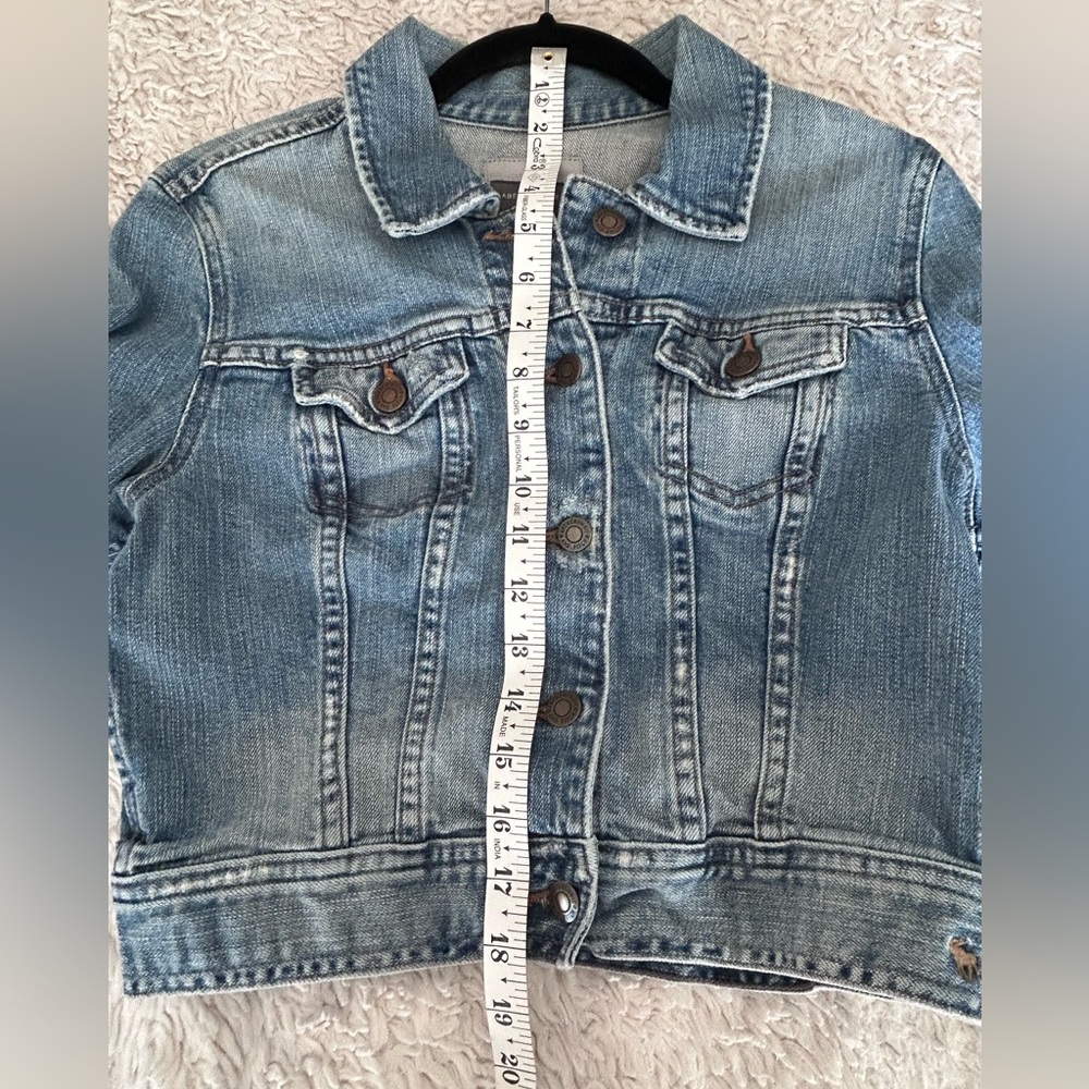 Abercrombie & Fitch Cropped & Fitted Denim Jacket w/Distressing. Size L - Picture 6 of 7